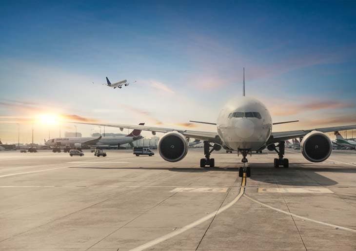 Un avion dans l’aéroport