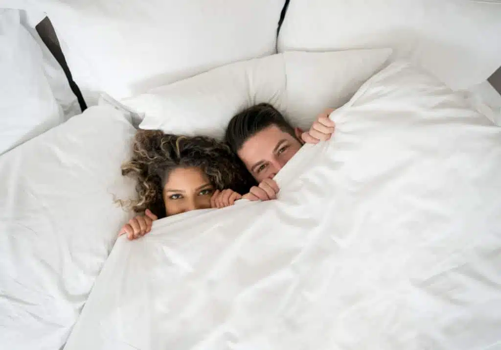 Couple joueur sous la couette