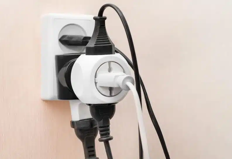 Surcharge d'une prise électrique