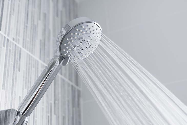 Un pommeau de douche 