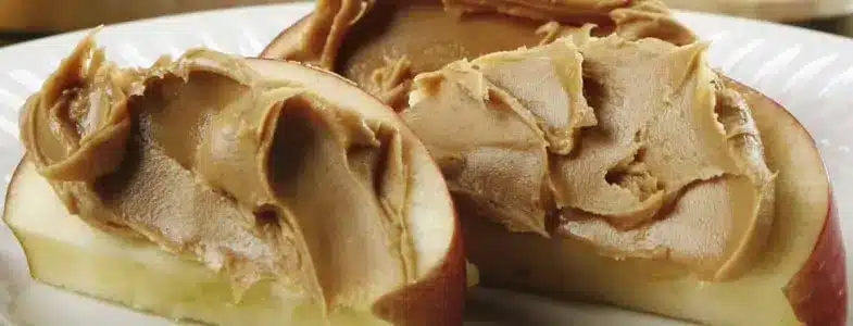 Tranches de pomme tartinées de beurre de cacahuète