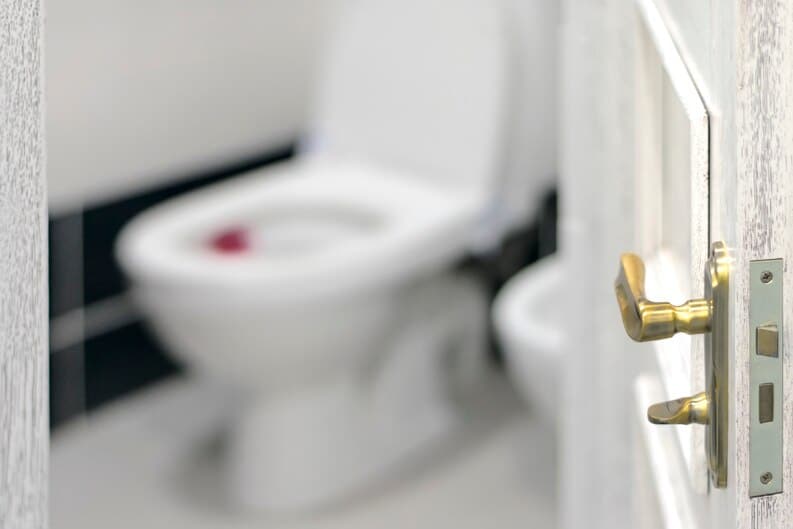 Porte de salle de bain ouverte