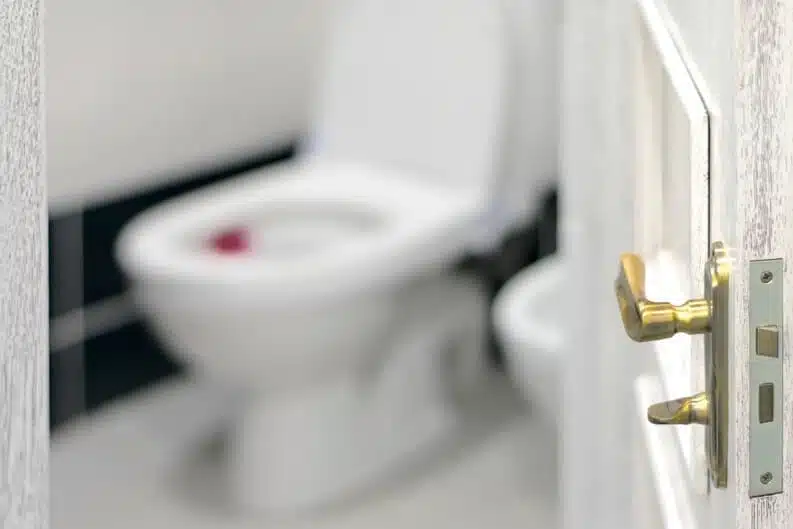 Porte de salle de bain ouverte