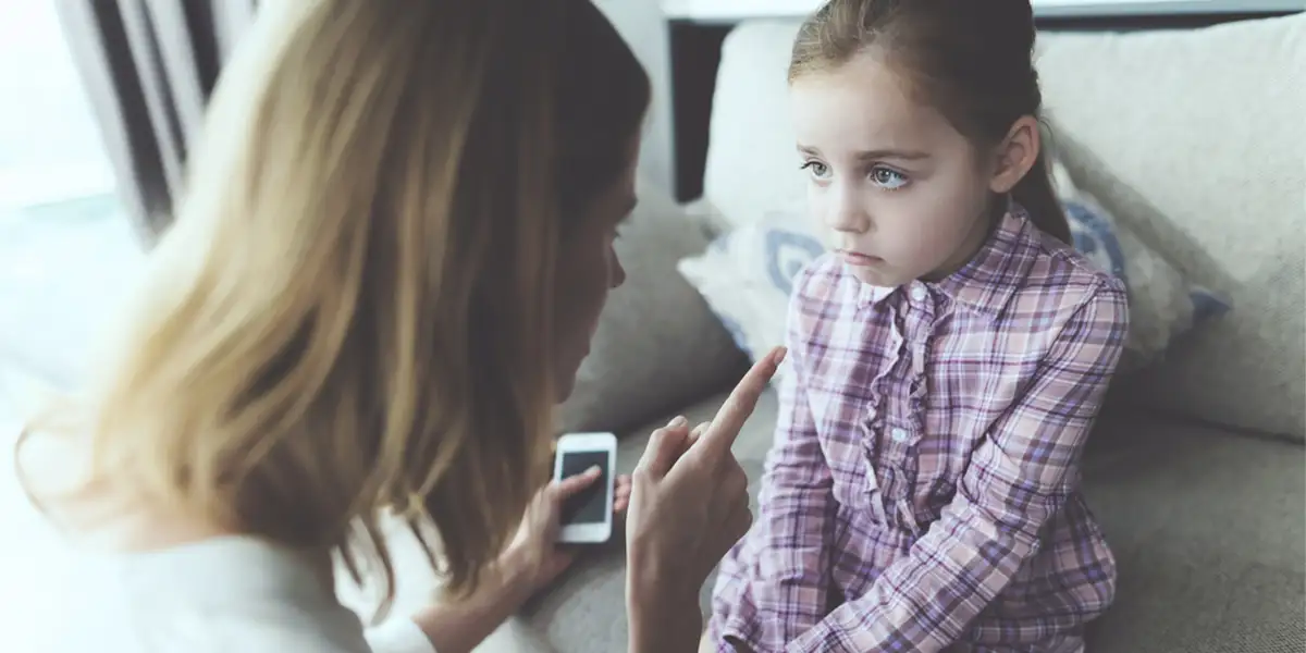 Parent discutant avec son enfant