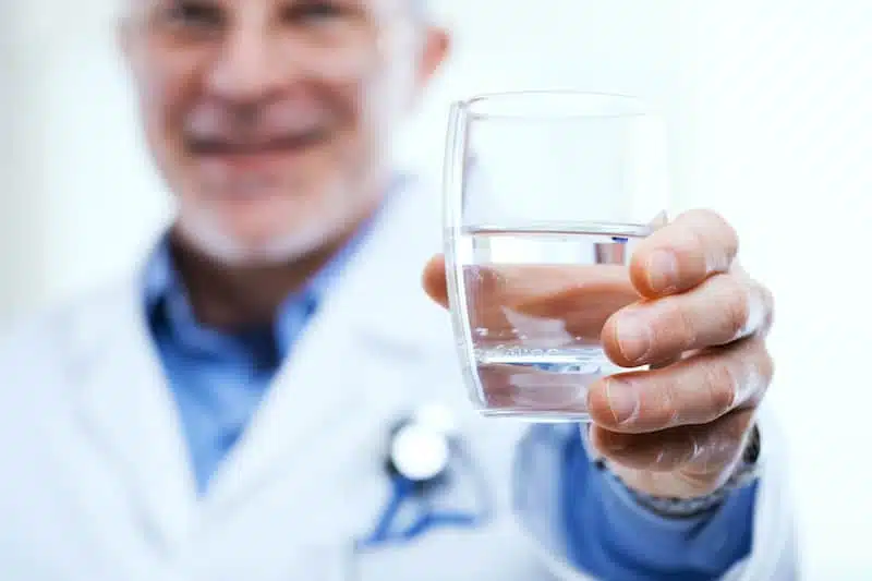 Personne buvant un verre d'eau