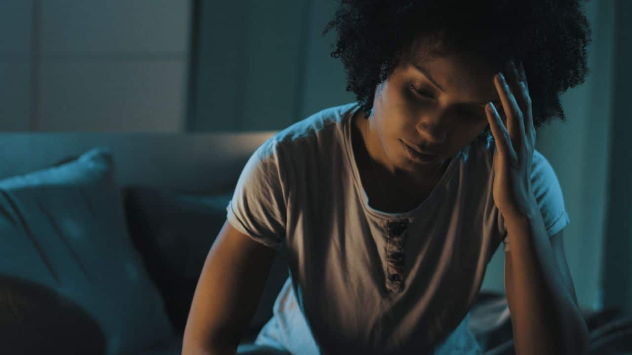 Illustration d'une personne se réveillant la nuit et regardant l'heure sur un réveil