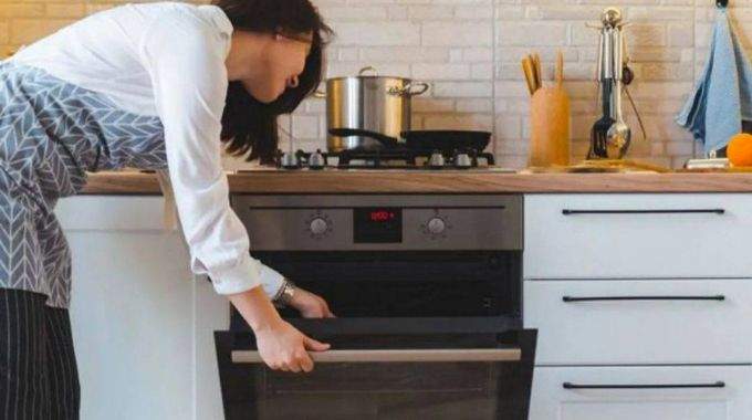 Casseroles et po&ecirc;les empil&eacute;es dans un four