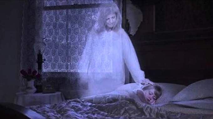 Photo &eacute;vocatrice d'un coucher de soleil, symbolisant le souvenir et la s&eacute;r&eacute;nit&eacute;