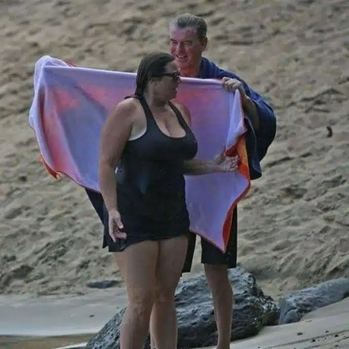 Pierce Brosnan regard tendre envers son épouse