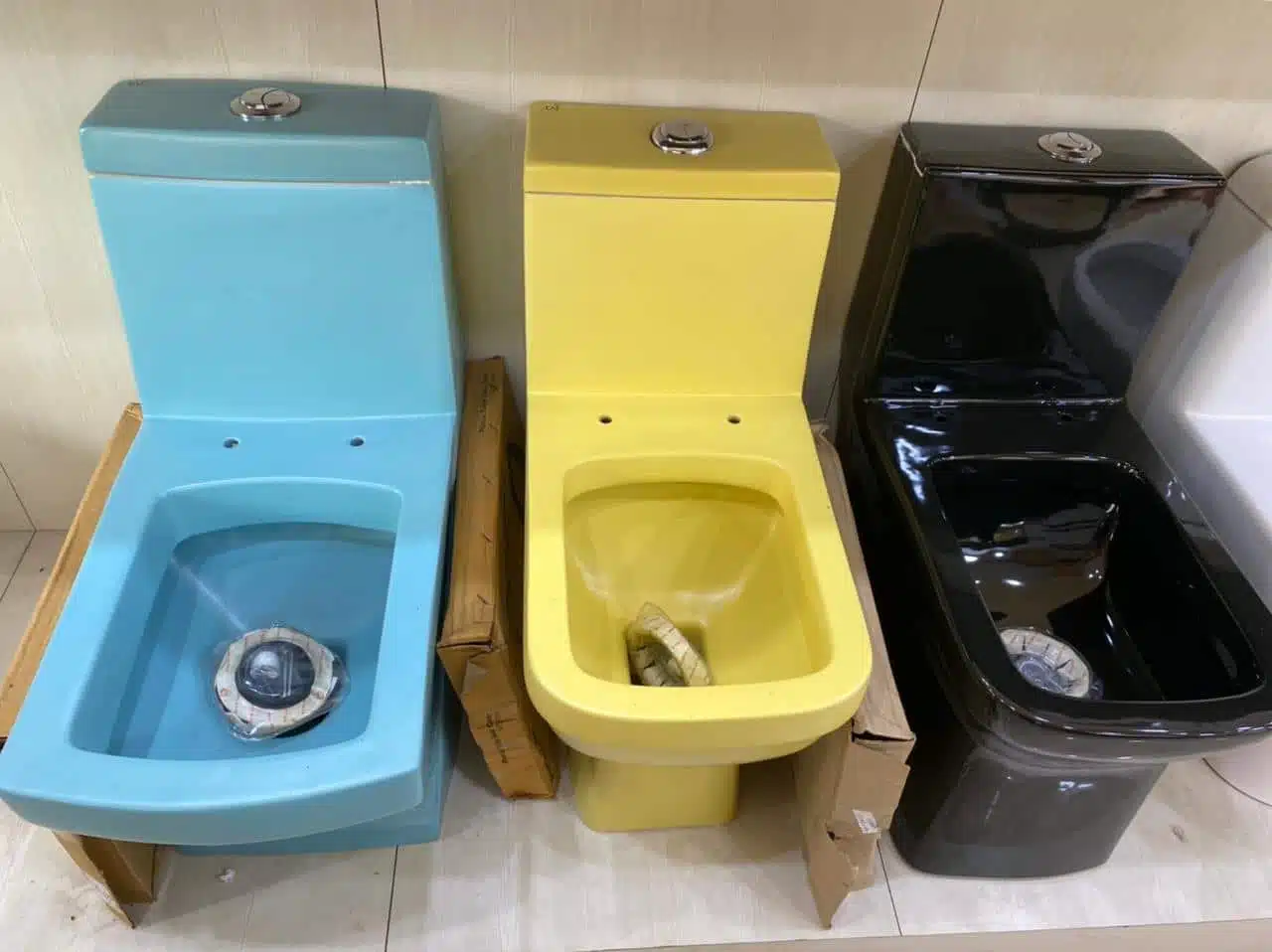 Toilettes design de couleur originale