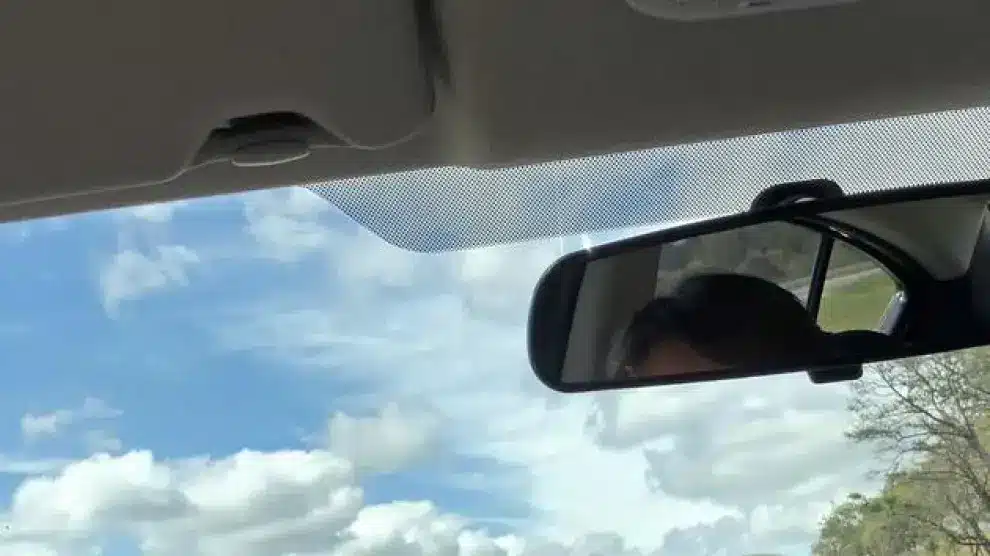 Détail des points noirs sur un pare-brise automobile
