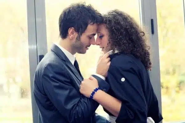 Main effleurée pendant une conversation