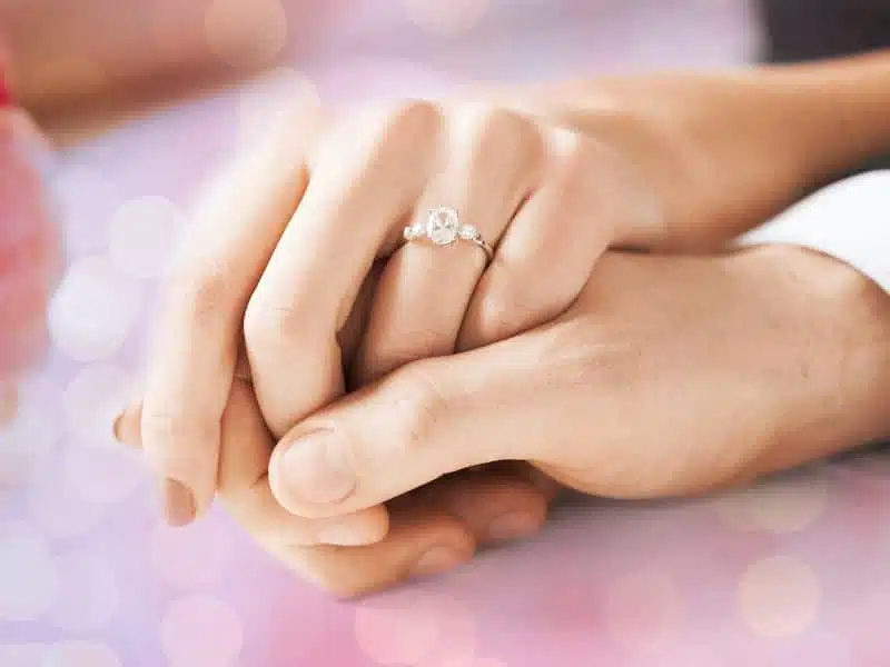 Bague de fiançailles sur un annulaire