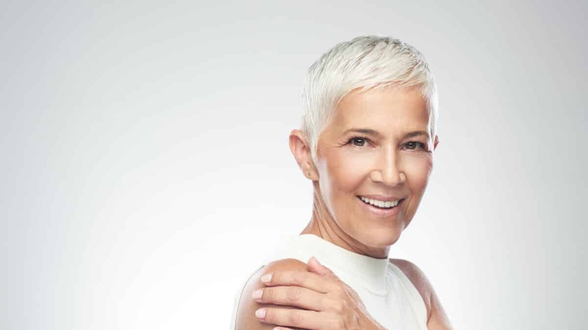 Femme élégante avec une coupe courte moderne après 50 ans