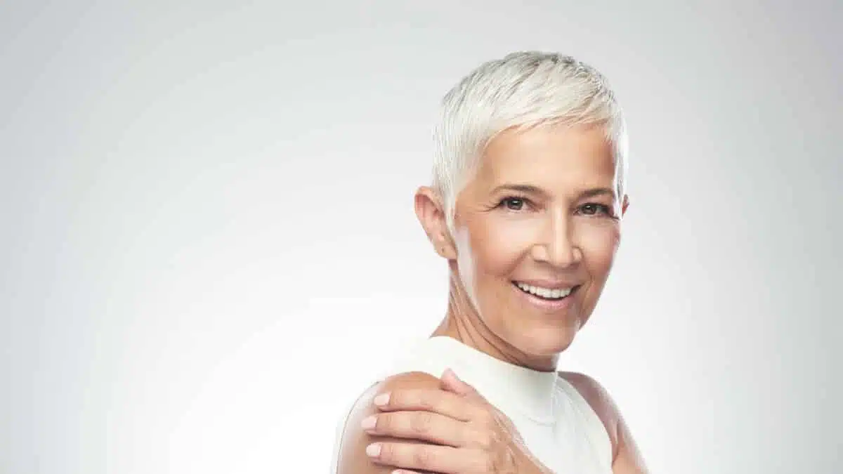 Femme élégante avec une coupe courte moderne après 50 ans