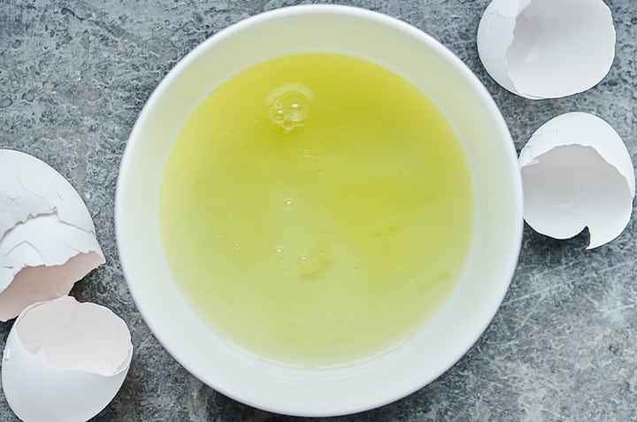 Photo de blancs d'&oelig;ufs dans un bol en verre