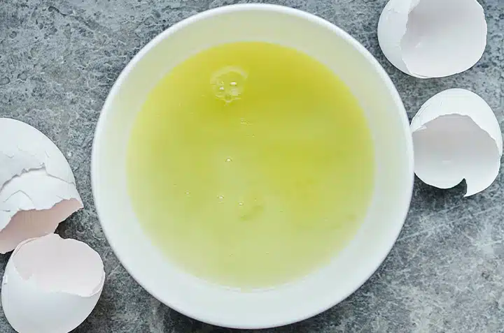 Photo de blancs d'œufs dans un bol en verre