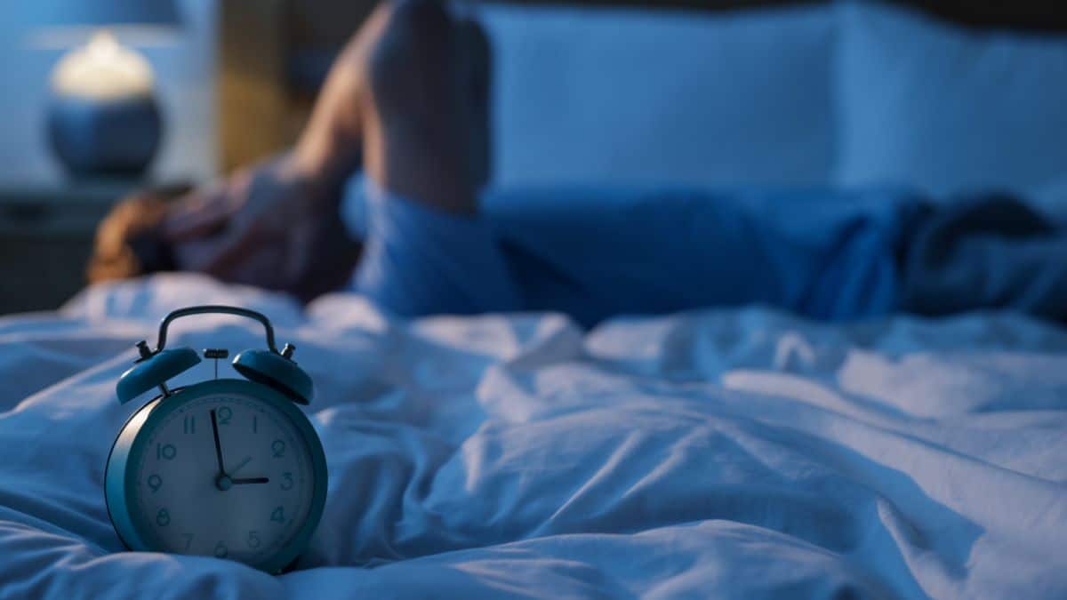 Femme pensive regardant par la fen&ecirc;tre la nuit