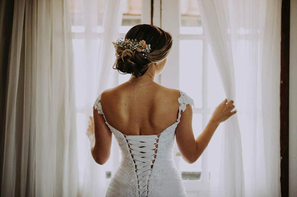 Robe de mariée dos nu avec coiffure élégante