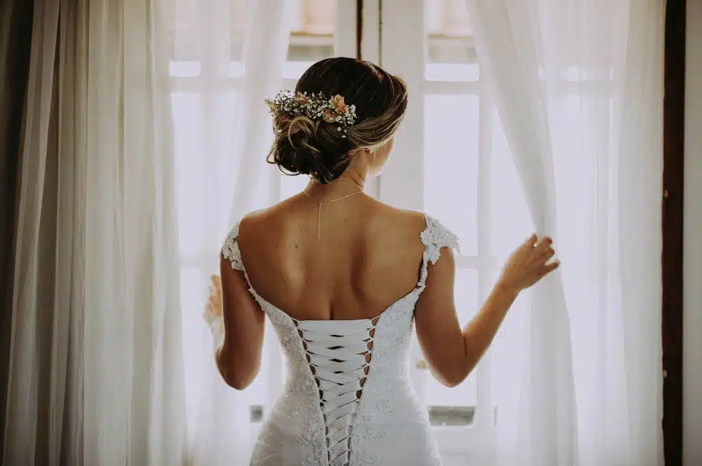 Robe de mariée dos nu avec coiffure élégante