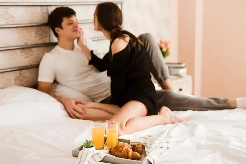 Couple échangeant des mots doux dans un lit