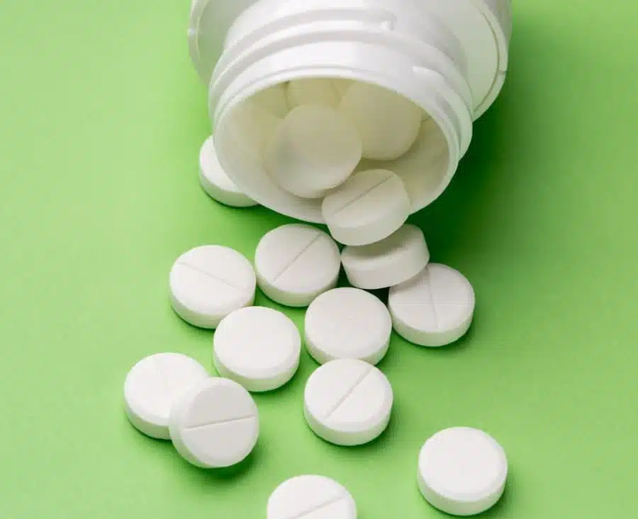 Comprimés d'aspirine dans un flacon