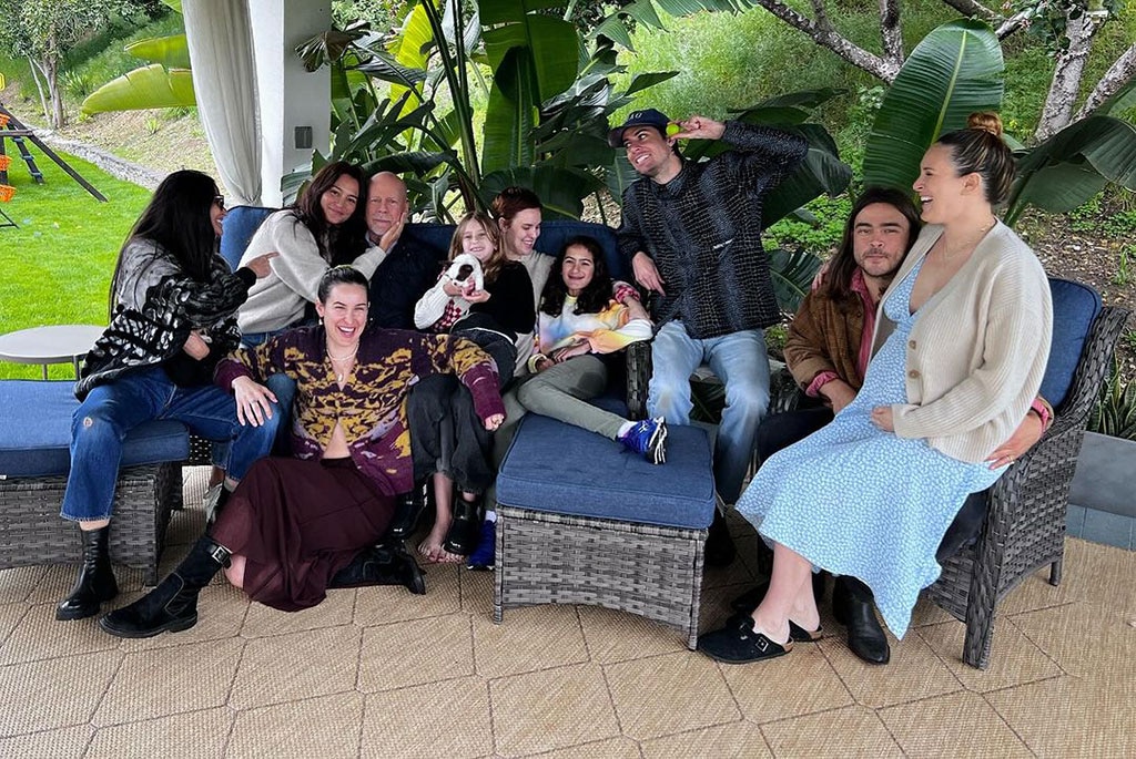 La famille Willis r&eacute;unie et souriante