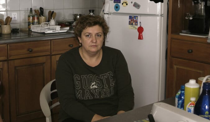 Femme pensive regardant par la fen&ecirc;tre