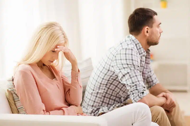 Femme triste assise à côté d'un homme