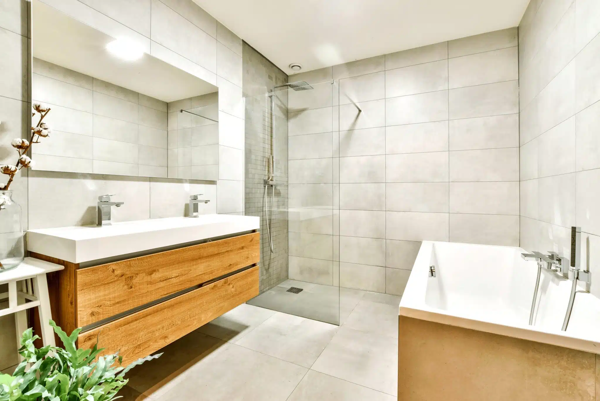 Salle de bain moderne et bien entretenue