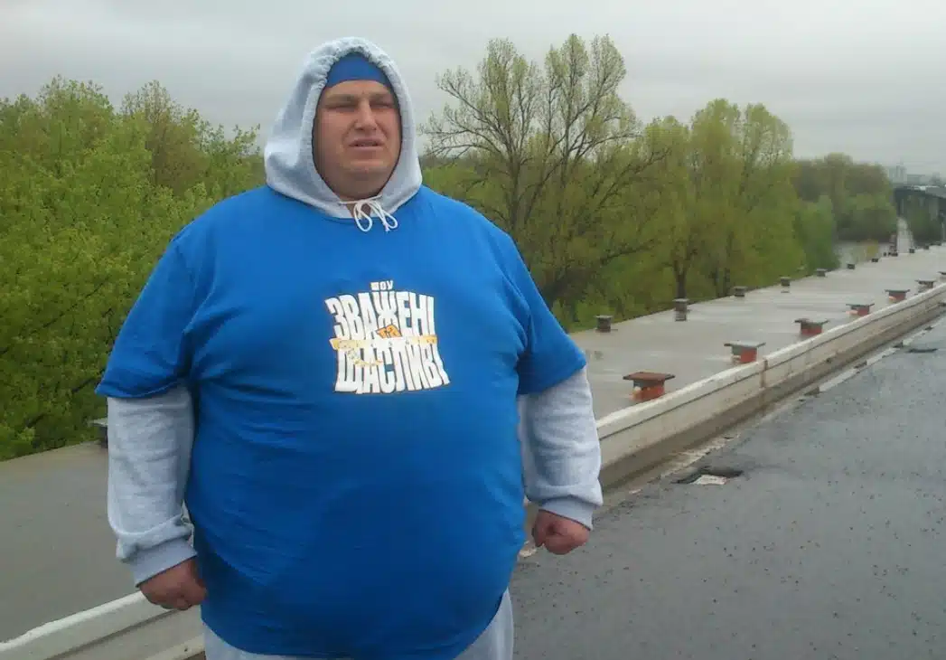 Arkadiy participant à l'émission de télévision 'Poids Lourds'