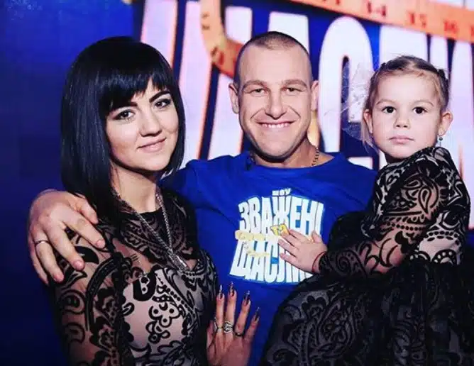 Photo d'Arkadiy après sa perte de poids, souriant et transformé