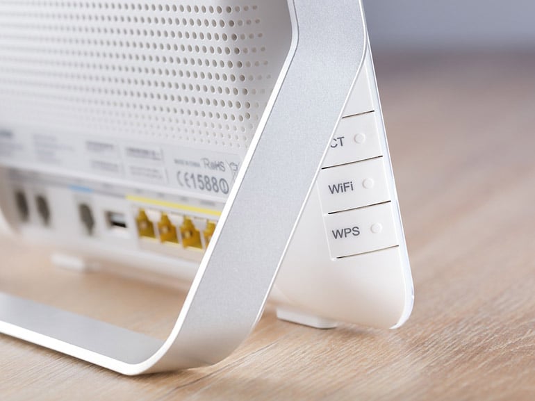 Schéma d'ondes Wi-Fi se propageant dans une maison