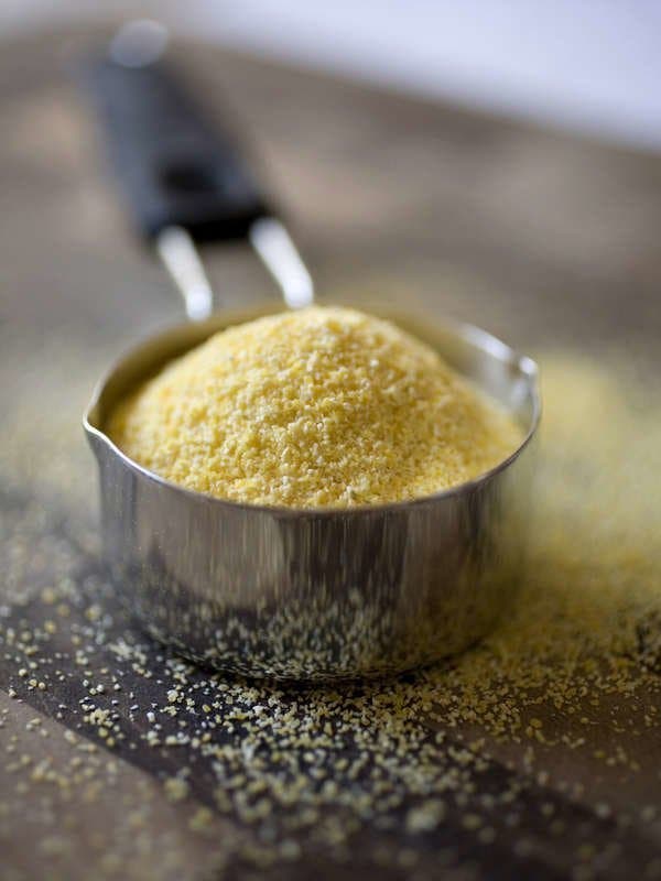 La semoule de maïs pour venir à bout des mauvaises herbes. source : bobvila