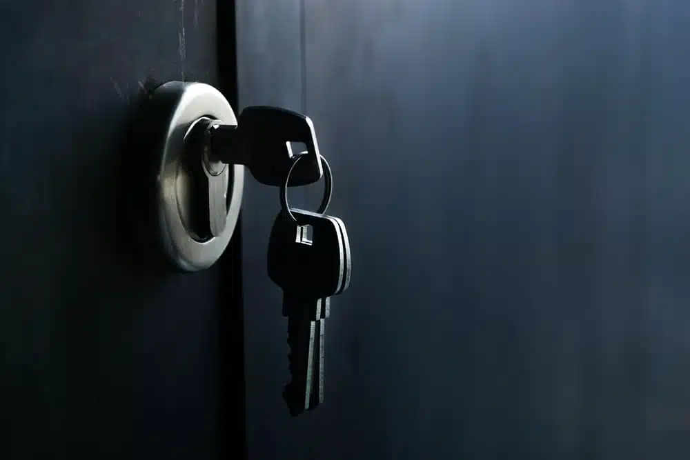 Gros plan sur une clé dans une serrure