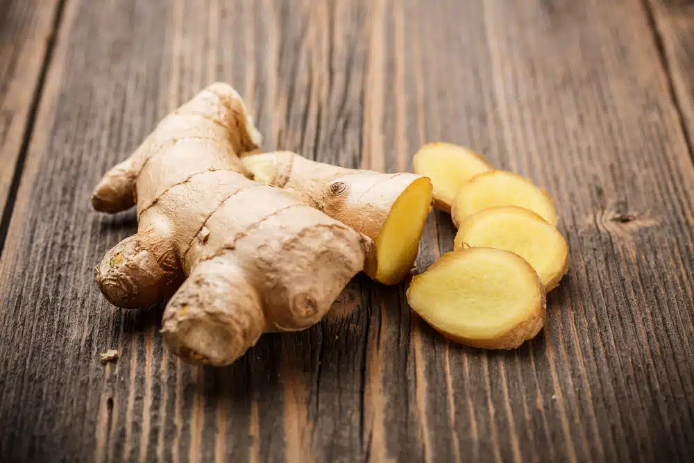 Ingredients thé gingembre girofle sur table en bois
