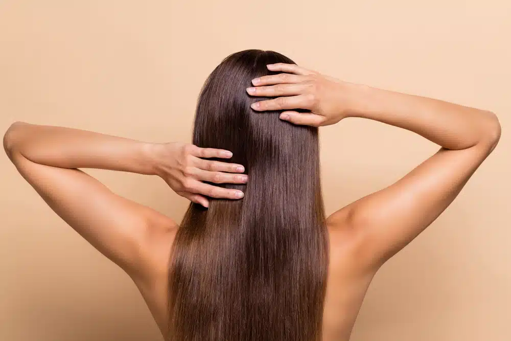 Préparation d'un shampoing maison dans un bol en verre