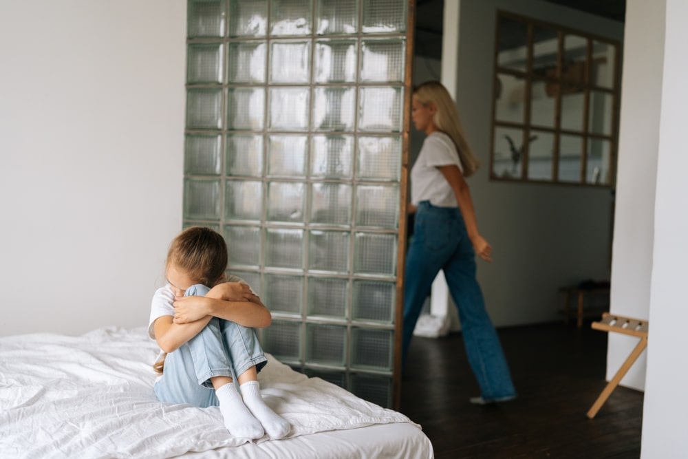 Femme tenant un troph&eacute;e, mais avec une expression triste et seule