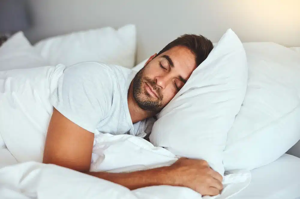 Personne dormant confortablement sur le côté gauche