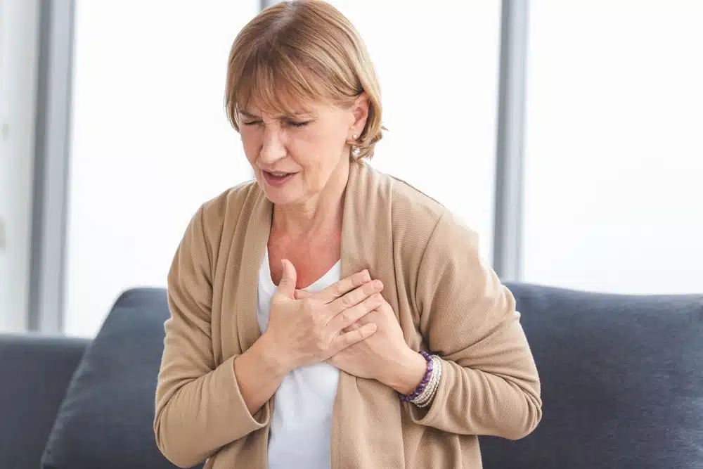Personne stressée se tenant la poitrine