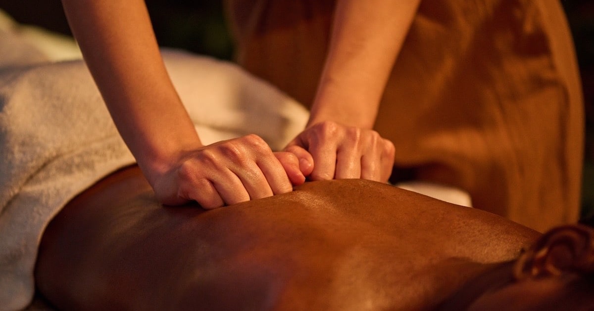 Massage aux huiles essentielles