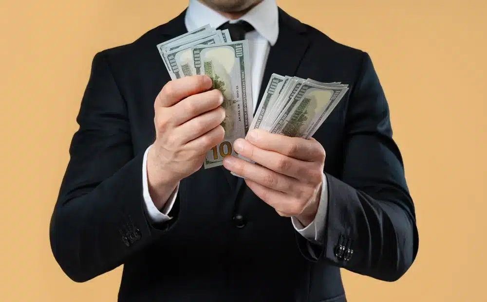 Femme consultant ses comptes sur un ordinateur portable, l'air sereine et en contrôle