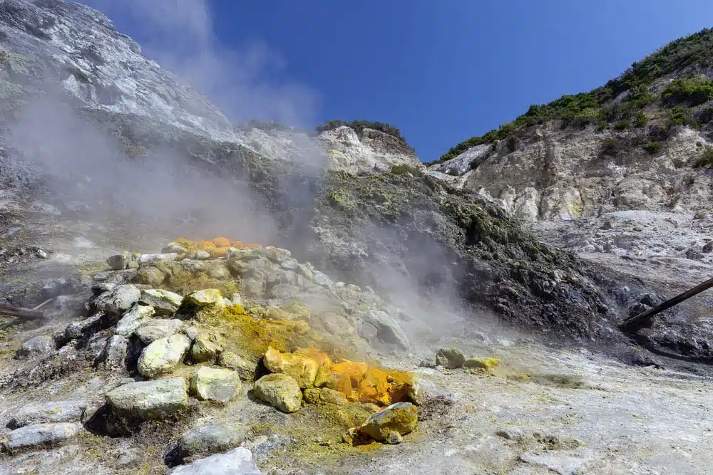 Fissures dans le sol des Champs Phlégréens