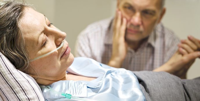 Personne &acirc;g&eacute;e tenant la main d'un proche