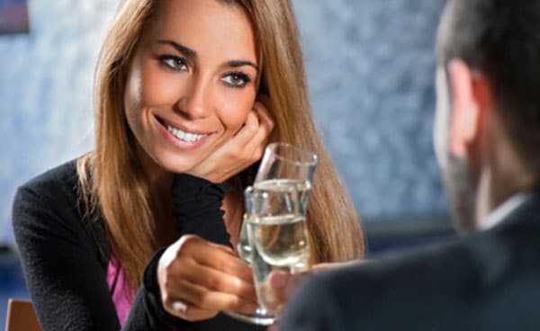Jeune femme riant avec complicité