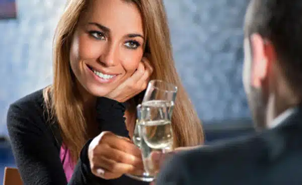 Jeune femme riant avec complicité