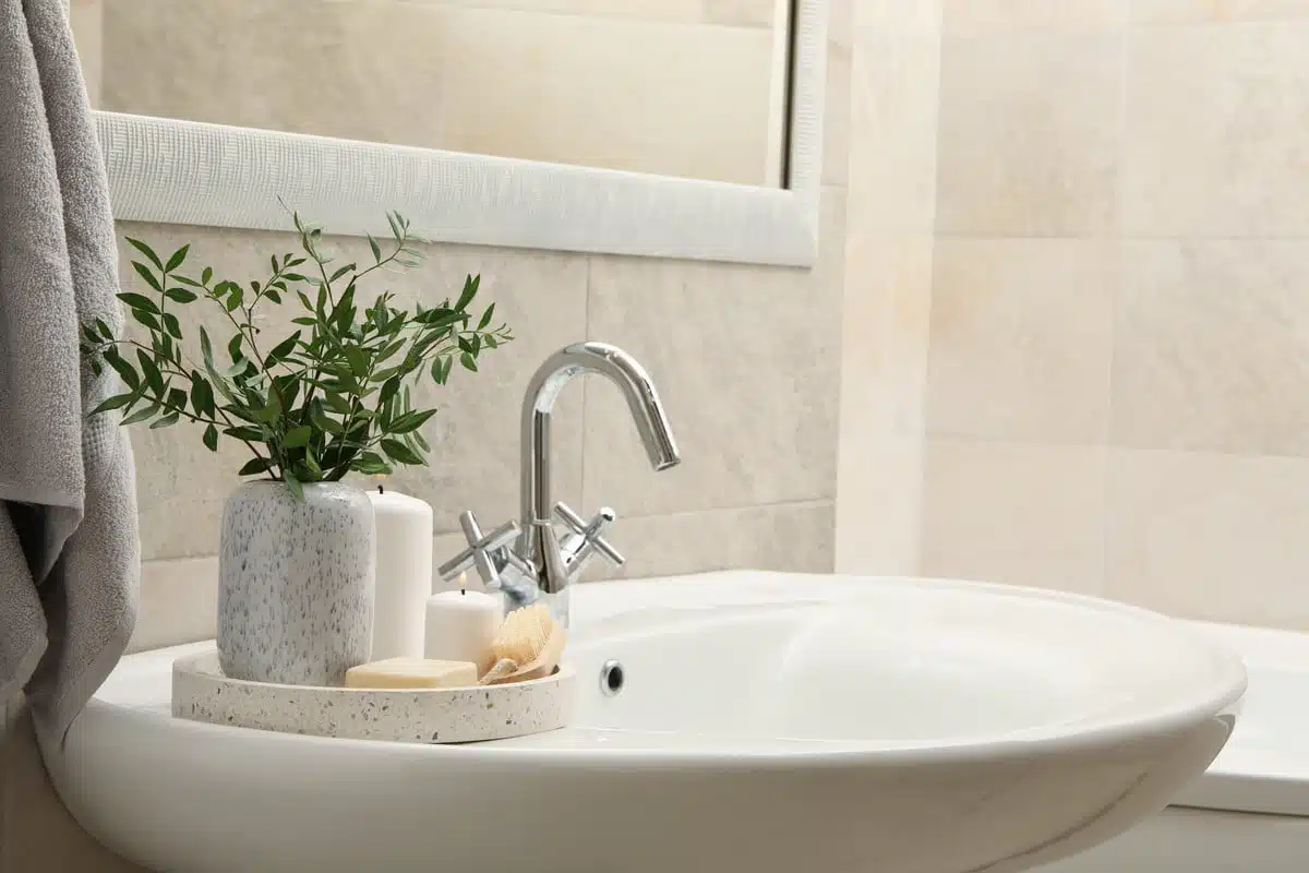Lavabo de salle de bain avec accessoires de toilette