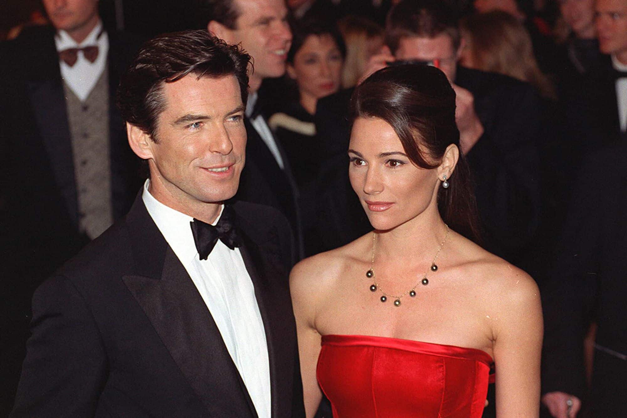 Pierce Brosnan et Keely Shaye Smith se souriant