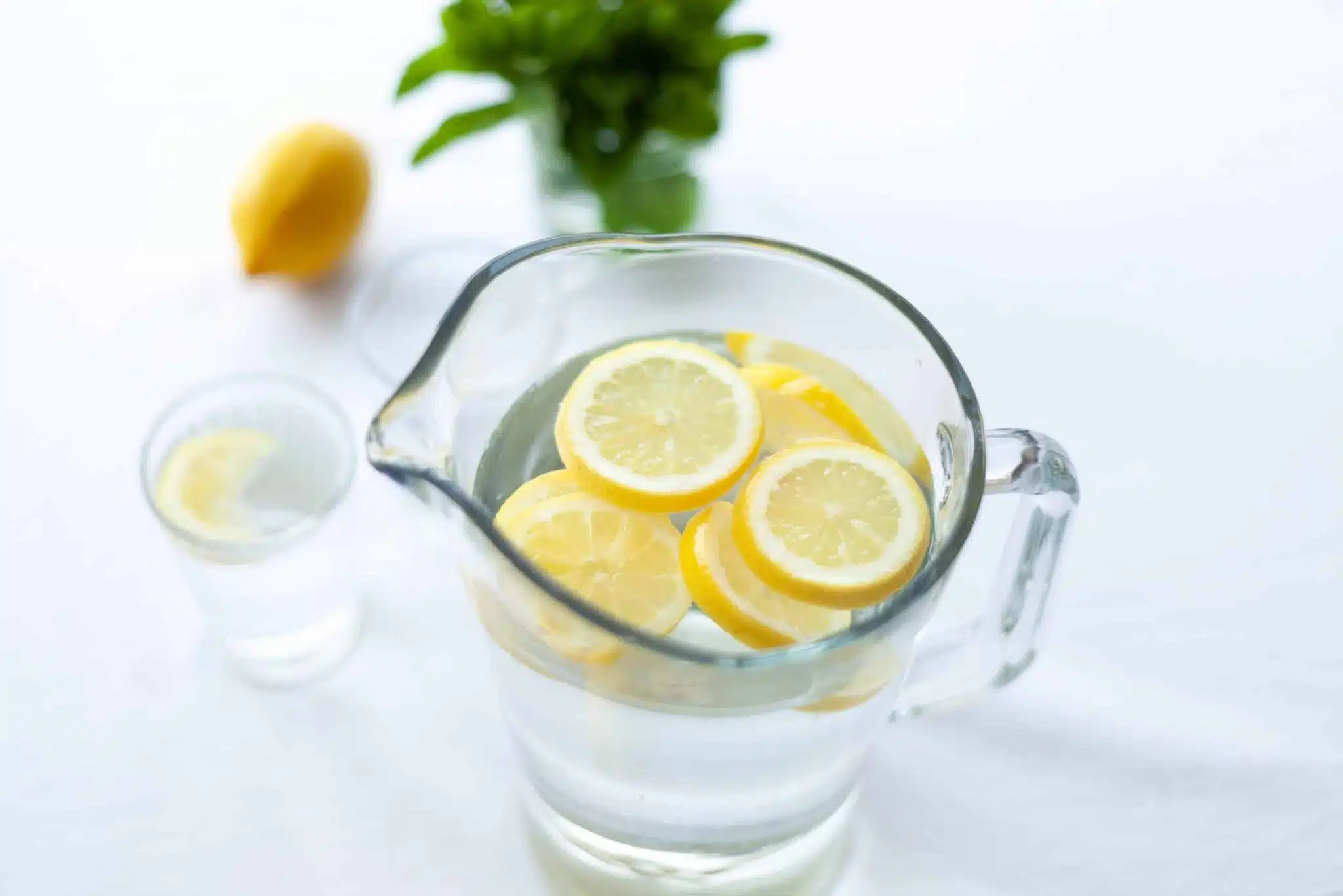 Verre d'eau citronnée