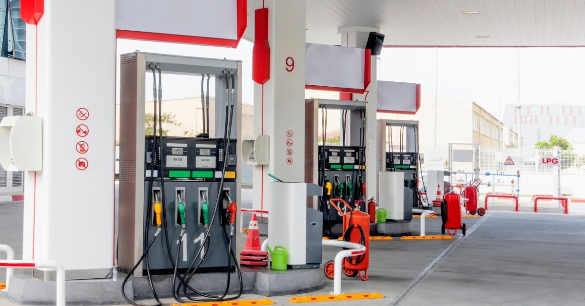 Station-service d&eacute;serte, symbole d'abandon et de solitude